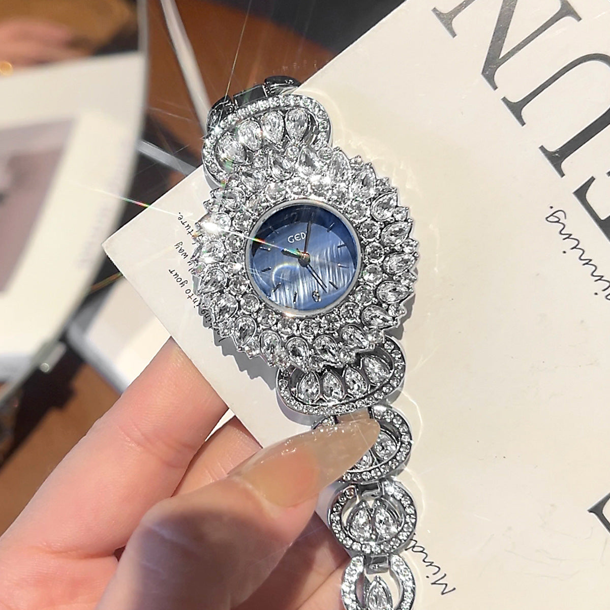 Fritillary Women’s Fashion Quartz Watch – Elegant Shell Dial Design