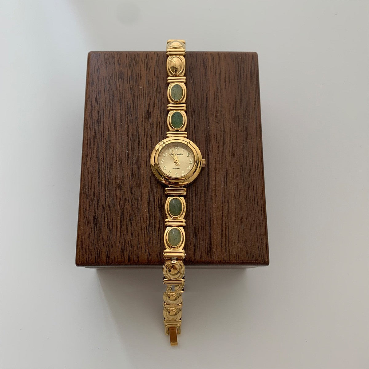 Beryl Gold Women’s Quartz Watch – Chinese Retro Fashion Style