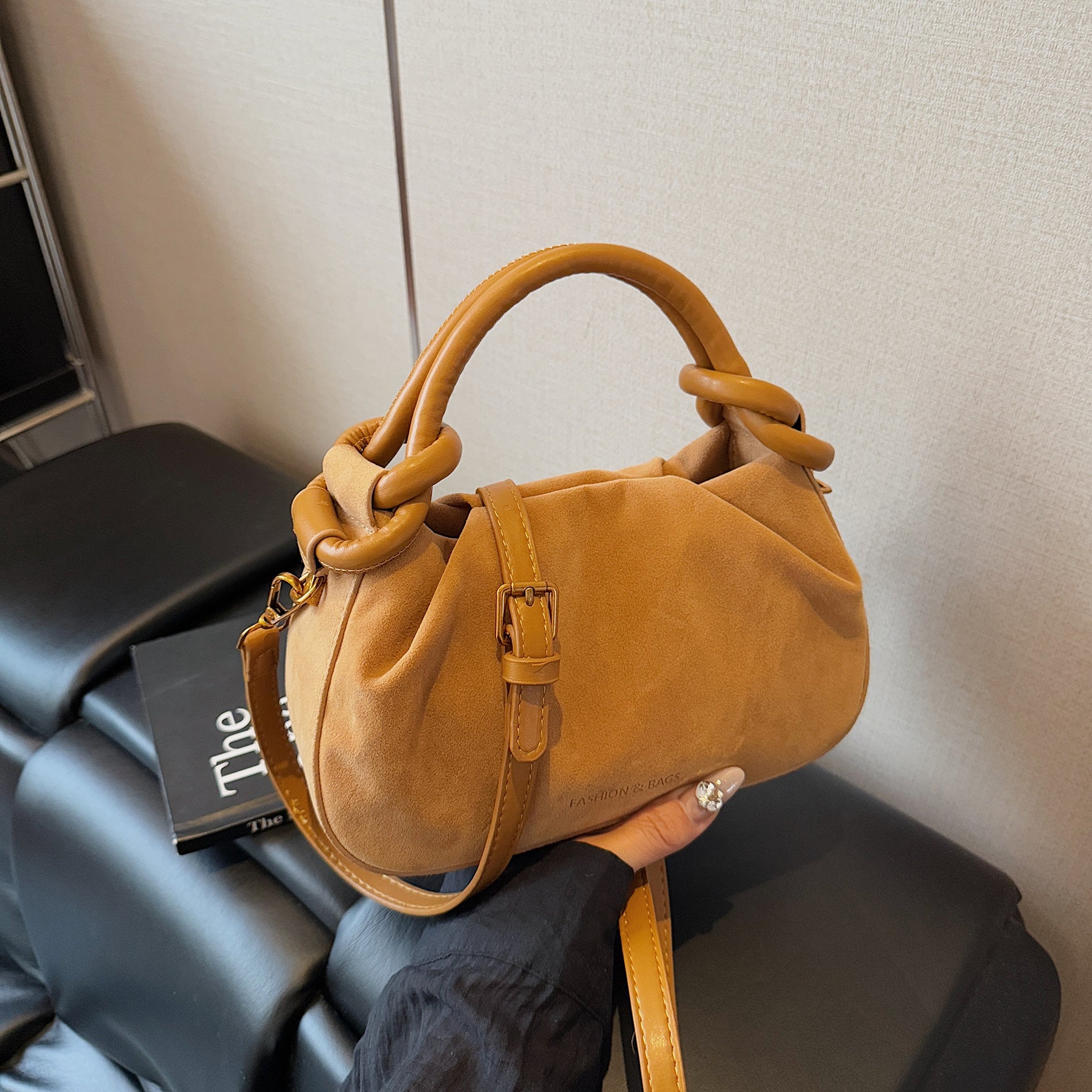 Trendy Retro Korean-Style Women’s Handbag – Flap Bag with Letter & Stitching Details