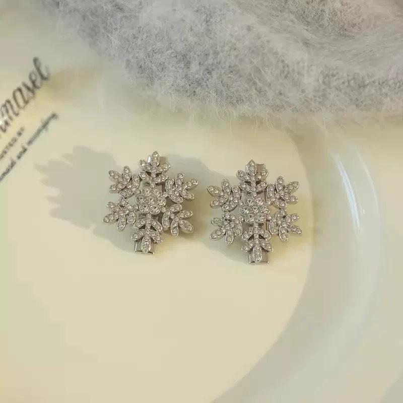 Crystal Snowflake Pearl Hair Clip – Winter Retro Flower Bobby Pins for Women & Girls