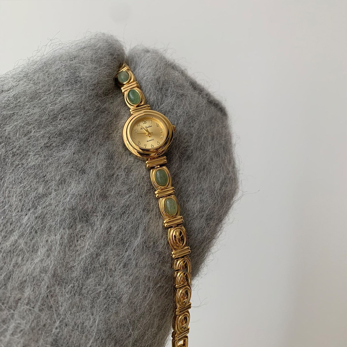 Beryl Gold Women’s Quartz Watch – Chinese Retro Fashion Style