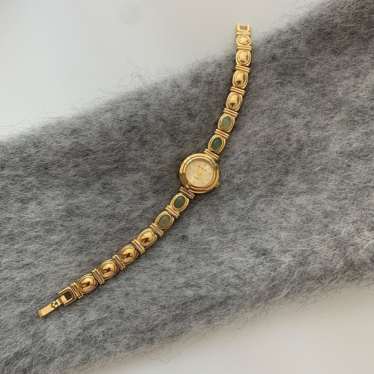 Beryl Gold Women’s Quartz Watch – Chinese Retro Fashion Style